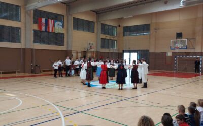 Folkloraši iz VFA i iz Njemačke u našoj školi